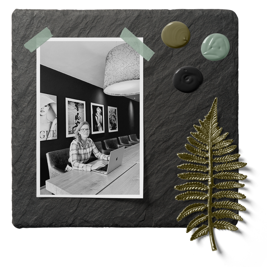 Moodboard mit schwarzer Schiefertafel, goldenen Metallblatt und den Corporate Colors vom KREATIVSTUDIO München