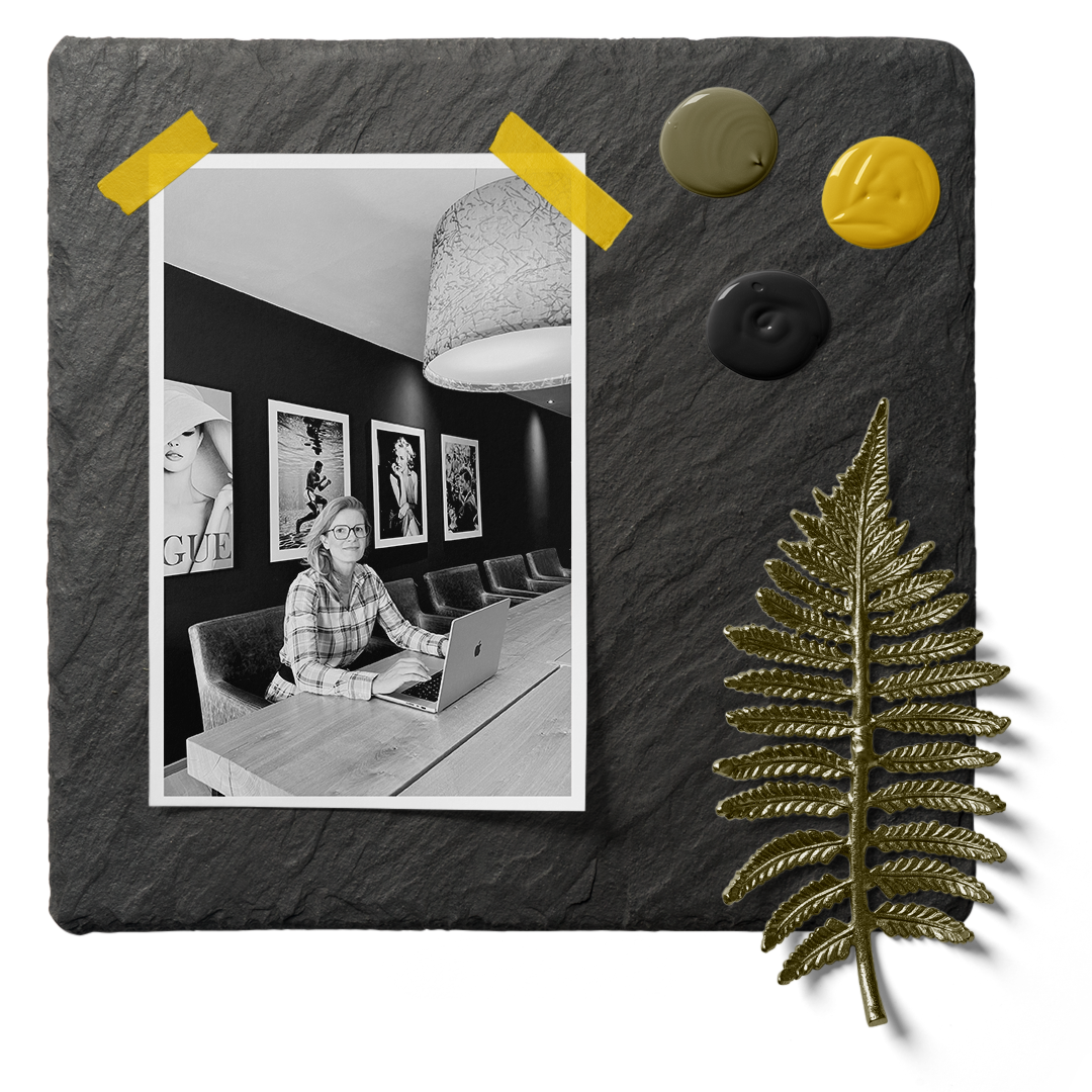 Moodboard mit schwarzer Schiefertafel, goldenen Metallblatt und den Corporate Colors von den Wissensmanufaktur im KREATIVSTUDIO München