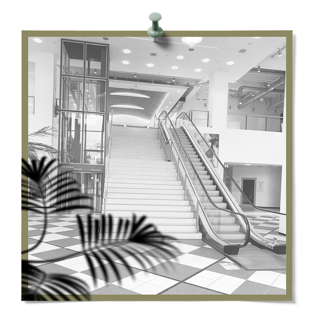 FOTOGRAFIE vom Haupteingang mit Rolltreppe und Aufzug zu den Räumlichkeiten vom KREATIVSTUDIO München