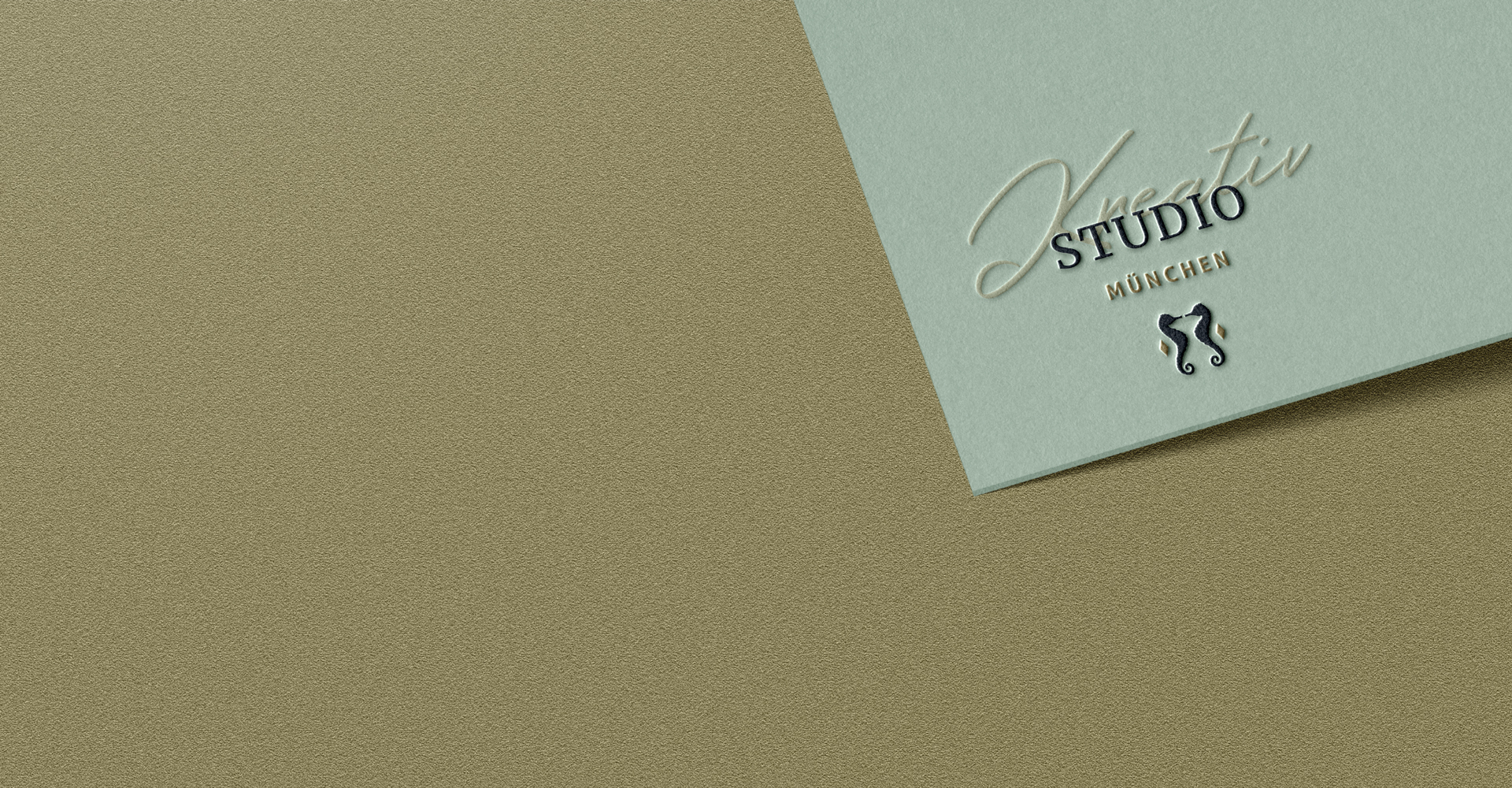 Grafisches Banner mit goldenem, sandigen Hintergrund und Salbei farbenfroh im Papiermuster, Logo Prägung inklusive Farbdruck
