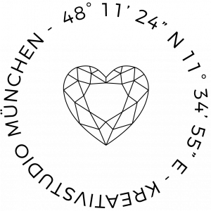 Stempel KREATIVSTUDIO München mit geografischen Koordinaten und Herzsymbol in schwarzer Gestaltung